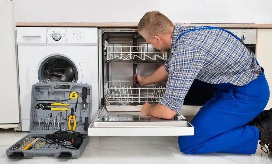 Ataşehir Hitachi servisi teknisyen ekibi beyaz eşya tamiri yaparken